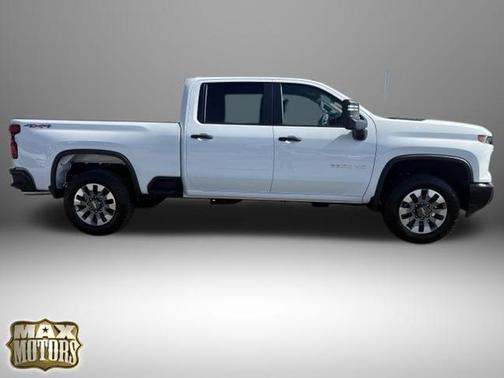 Summit White 2026 Chevrolet Silverado 2500 Custom