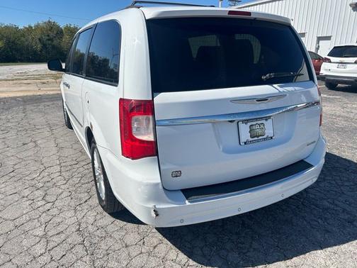 Bright White Clearcoat 2014 Chrysler Town & Country Limited