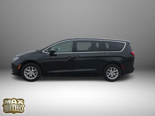 Brilliant Black Crystal Pearlcoat 2022 Chrysler Voyager LX