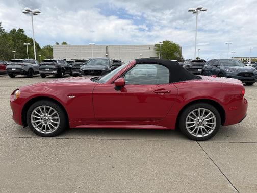 Hypnotique Red 2019 FIAT 124 Spider Base
