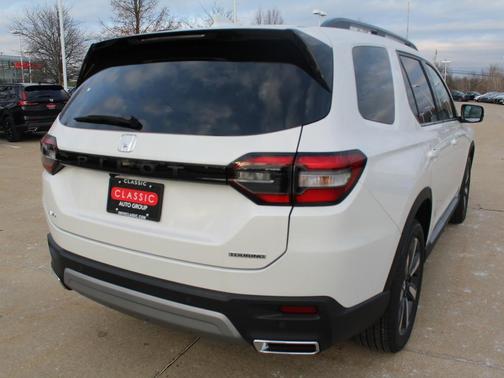 2025 Honda Pilot Touring 8-Passenger