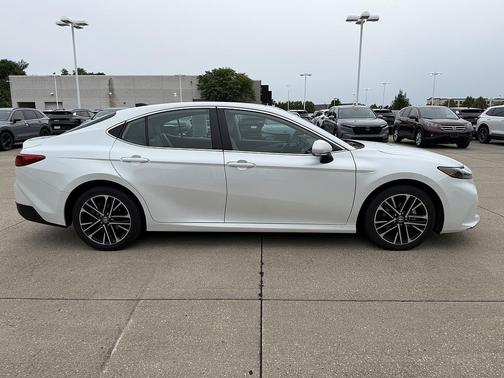 Wind Chill Pearl 2025 Toyota Camry XLE