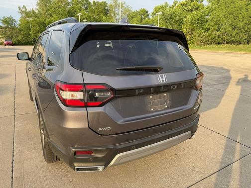Modern Steel Metallic 2023 Honda Pilot AWD Elite