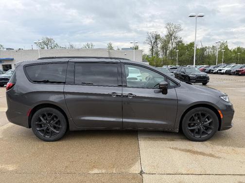 Granite Crystal Metallic Clearcoat 2023 Chrysler Pacifica Touring L