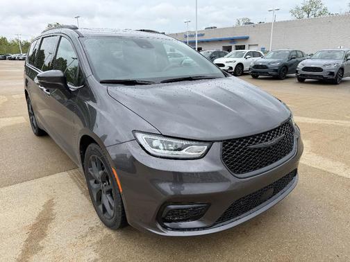Granite Crystal Metallic Clearcoat 2023 Chrysler Pacifica Touring L