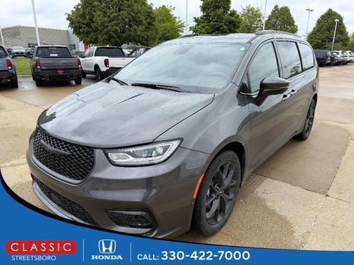 Granite Crystal Metallic Clearcoat 2023 Chrysler Pacifica Touring L