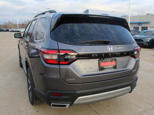 2025 Honda Pilot Touring 8-Passenger