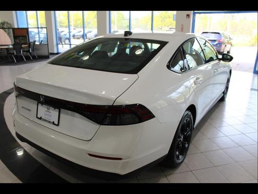 Platinum White Pearl 2025 Honda Accord SE