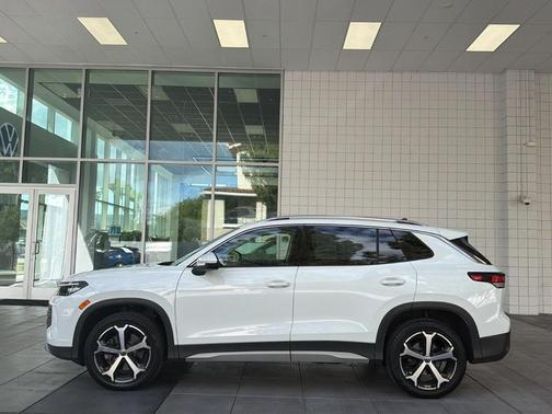 Pure White 2025 Volkswagen Tiguan 2.0T SE