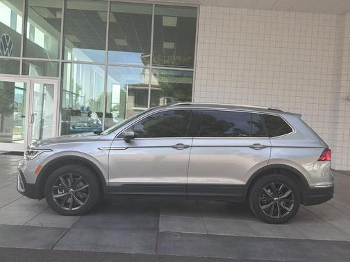 Pyrite Silver Metallic 2023 Volkswagen Tiguan 2.0T SE