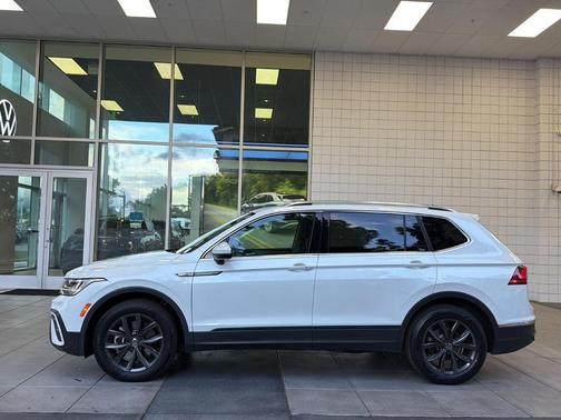 Opal White Pearl Effect 2023 Volkswagen Tiguan 2.0T SE