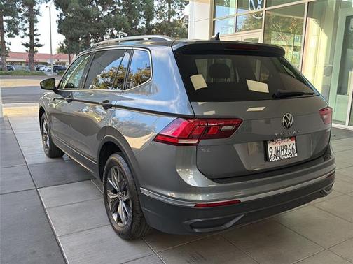 Platinum Gray Metallic 2023 Volkswagen Tiguan 2.0T SE