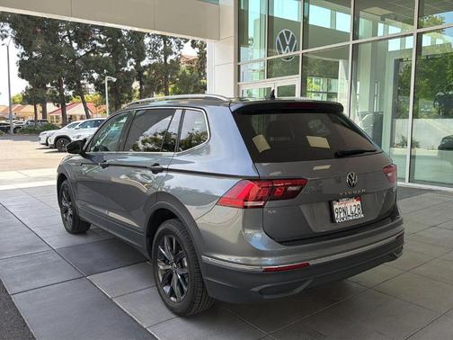 Platinum Gray Metallic 2024 Volkswagen Tiguan 2.0T SE