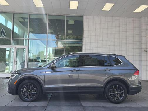 Platinum Gray Metallic 2024 Volkswagen Tiguan 2.0T SE