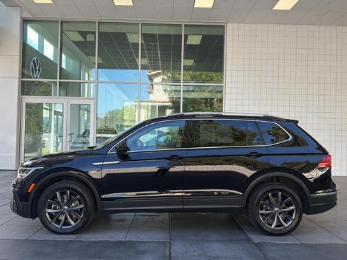 Deep Black Pearl Effect 2022 Volkswagen Tiguan 2.0T SE