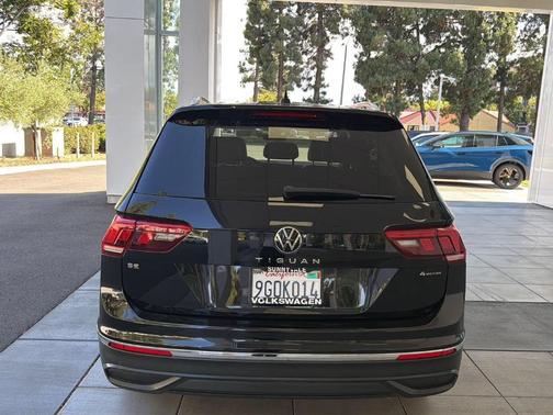 Deep Black Pearl Effect 2022 Volkswagen Tiguan 2.0T SE