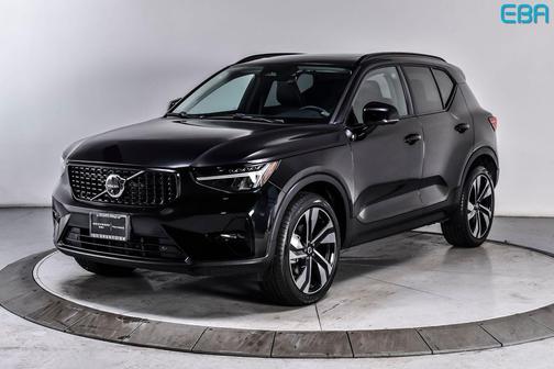 Onyx Black Metallic 2025 Volvo XC40 B5 Plus Dark Theme