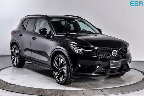 Onyx Black Metallic 2025 Volvo XC40 B5 Plus Dark Theme