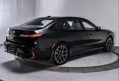 Black Sapphire Metallic 2023 BMW i7 xDrive60