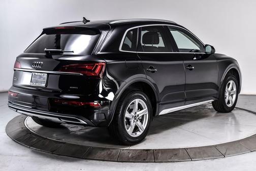 Brilliant Black 2024 Audi Q5 40 Premium