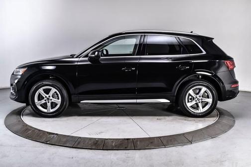 Brilliant Black 2024 Audi Q5 40 Premium