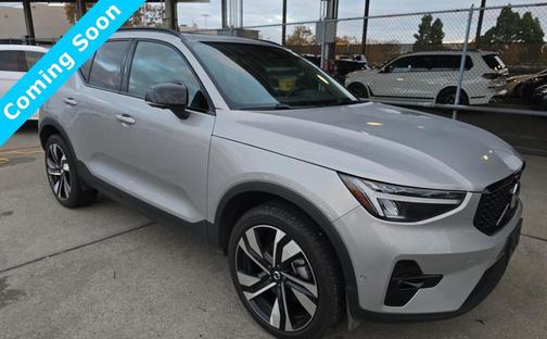2025 Volvo XC40 B5 Plus Dark Theme
