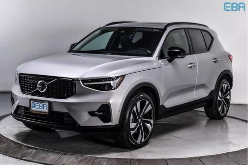 2025 Volvo XC40 B5 Plus Dark Theme