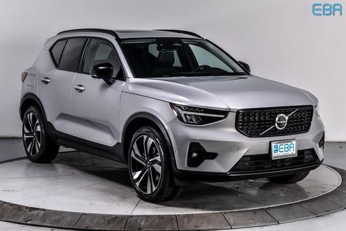 2025 Volvo XC40 B5 Plus Dark Theme