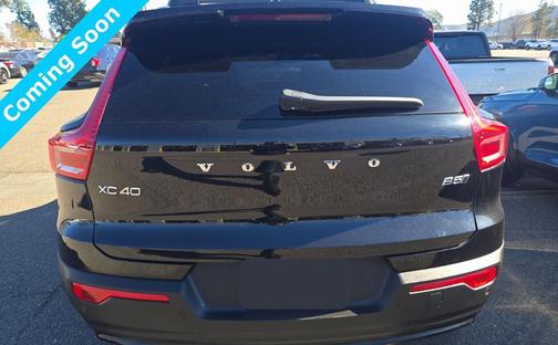 2024 Volvo XC40 B5 Ultimate Dark Theme