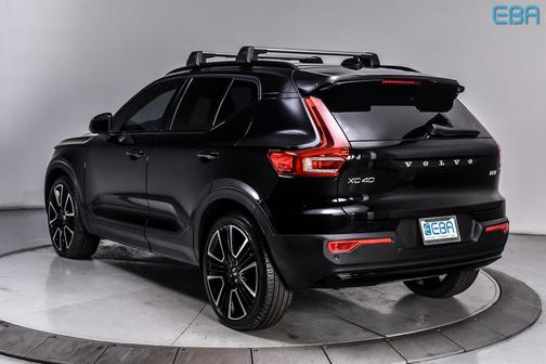 2024 Volvo XC40 B5 Ultimate Dark Theme