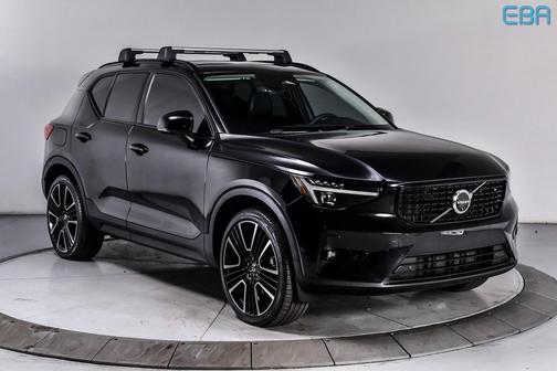 2024 Volvo XC40 B5 Ultimate Dark Theme