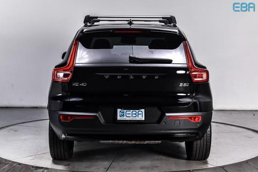 2024 Volvo XC40 B5 Ultimate Dark Theme