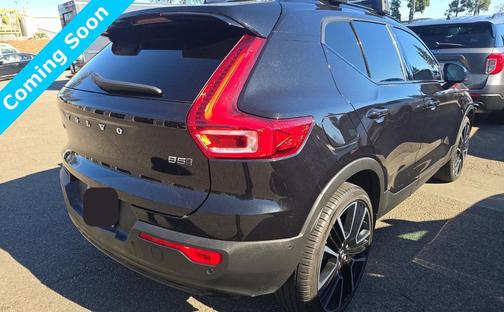 2024 Volvo XC40 B5 Ultimate Dark Theme