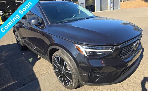 2024 Volvo XC40 B5 Ultimate Dark Theme