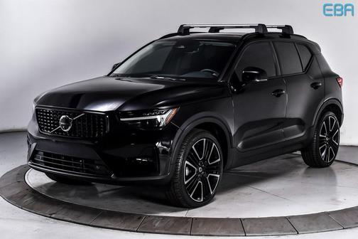 2024 Volvo XC40 B5 Ultimate Dark Theme