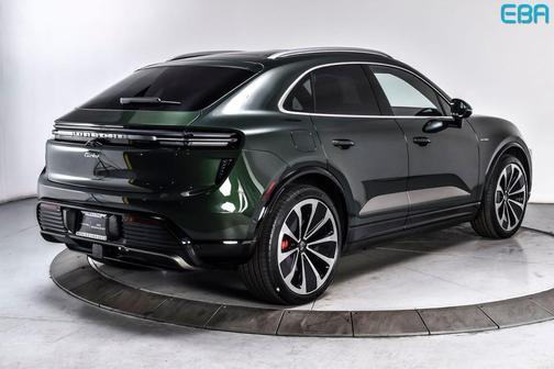 Oak Green Metallic Neo 2024 Porsche Macan Macan Electric Turbo