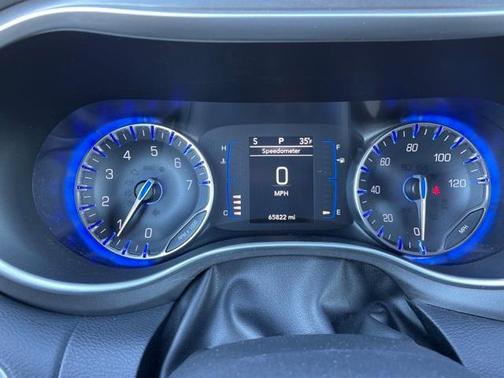 Photo 5 of 19 of 2020 Chrysler Pacifica Touring-L