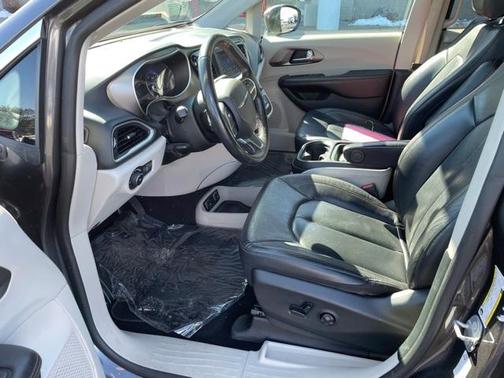 Photo 2 of 19 of 2020 Chrysler Pacifica Touring-L
