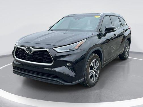 Opulent Amber 2022 Toyota Highlander XLE