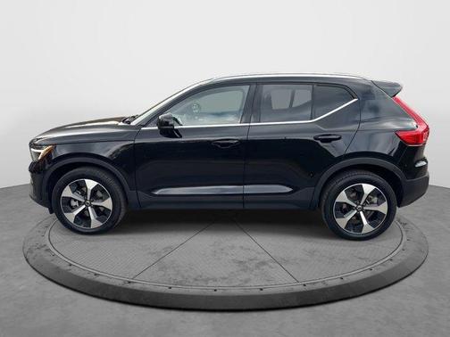 2025 Volvo XC40 B5 Plus Bright Theme