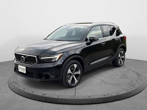 2025 Volvo XC40 B5 Plus Bright Theme