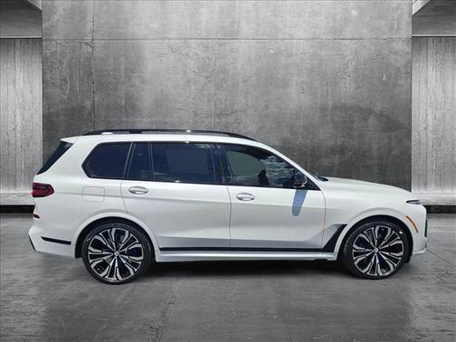 2023 BMW X7 M60i
