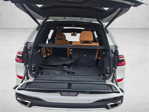 Mineral White Metallic 2024 BMW X7 xDrive40i