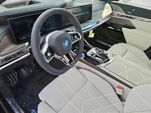 2026 BMW 750e i xDrive