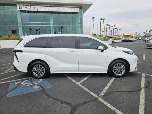 2023 Toyota Sienna LE