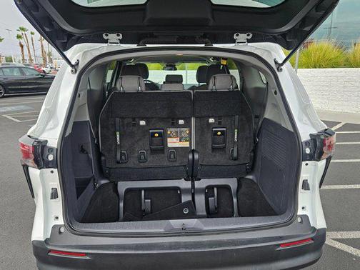 2023 Toyota Sienna LE