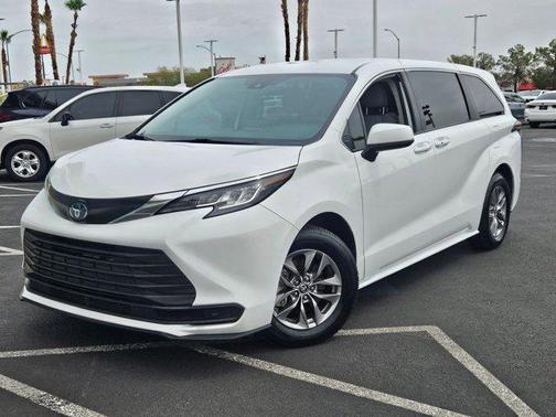 2023 Toyota Sienna LE