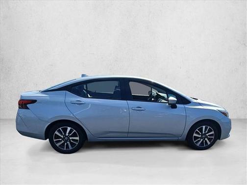 Brilliant Silver Metallic 2022 Nissan Versa 1.6 SV