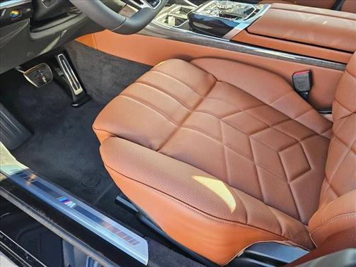 Carbon Black Metallic 2026 BMW 750e i xDrive