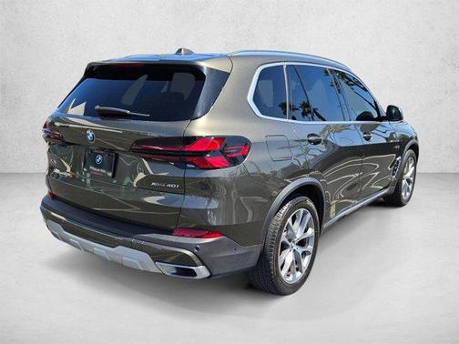 Manhattan Green Metallic 2025 BMW X5 xDrive40i